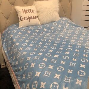 Reversible Pink w/black or Baby blue w/white pattern blanket